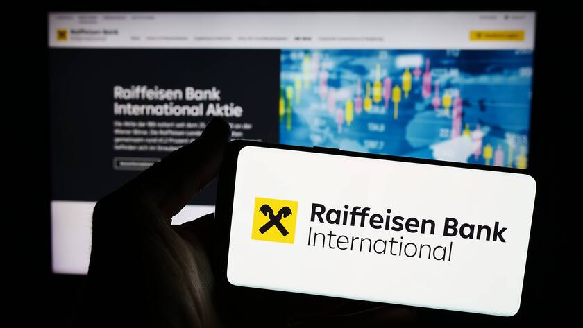 Das Logo der Raiffeisen Bank International auf einem Smartphone.
