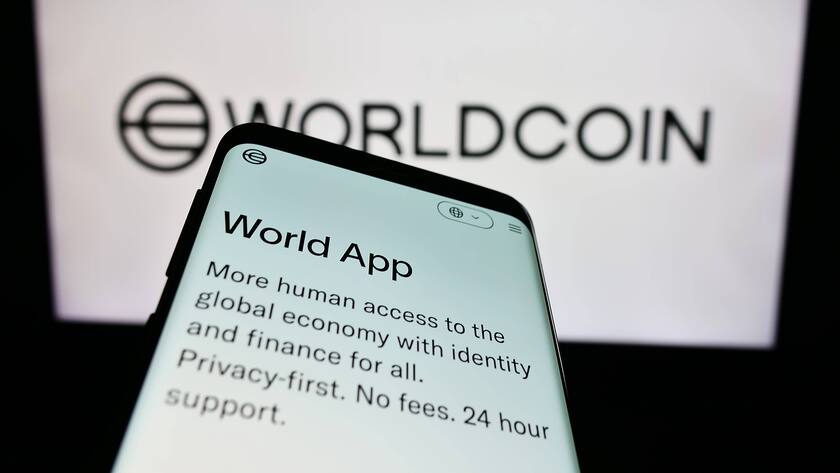 Smartphone mit Website des Kryptowährungsprojekts Worldcoin