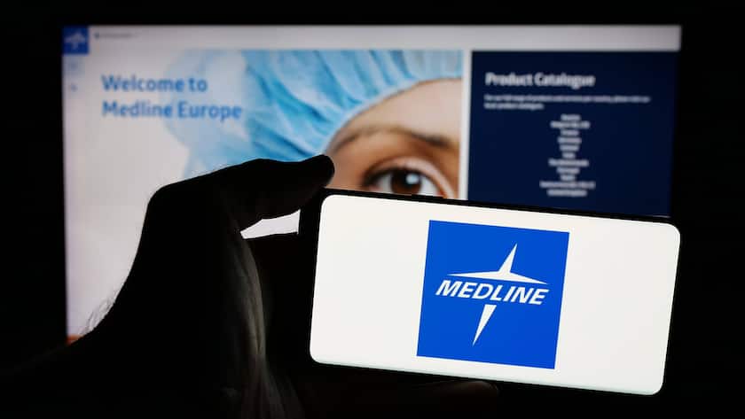 Ein Mobiltelefon mit dem Logo des US-amerikanischen Gesundheitsunternehmens Medline.