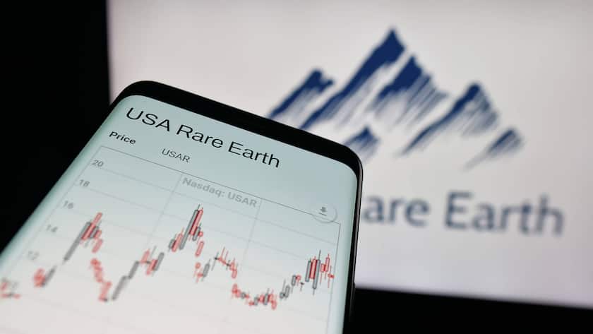 Ein Kurschart und das Logo des Bergbauunternehmens USA Rare Earth.