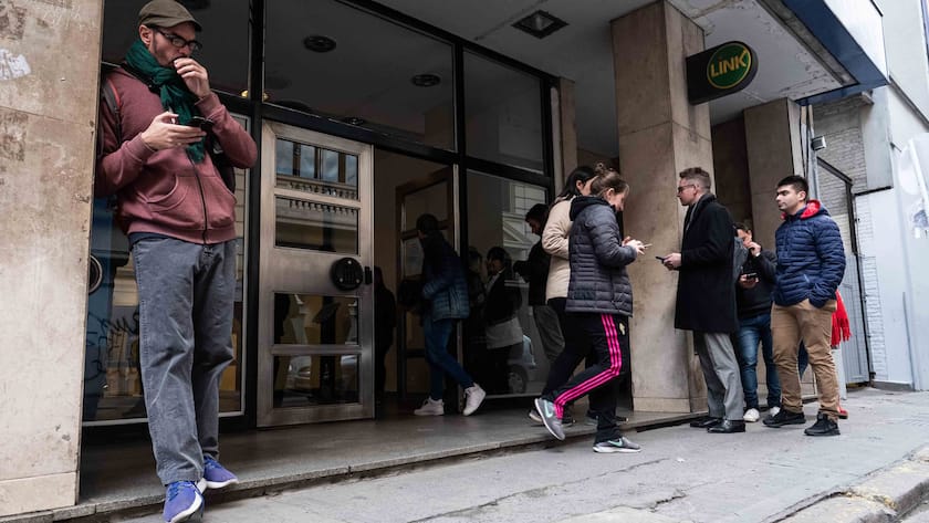 Kunden stehen vor der Banco Ciudad de Buenos Aires in Argentinien.