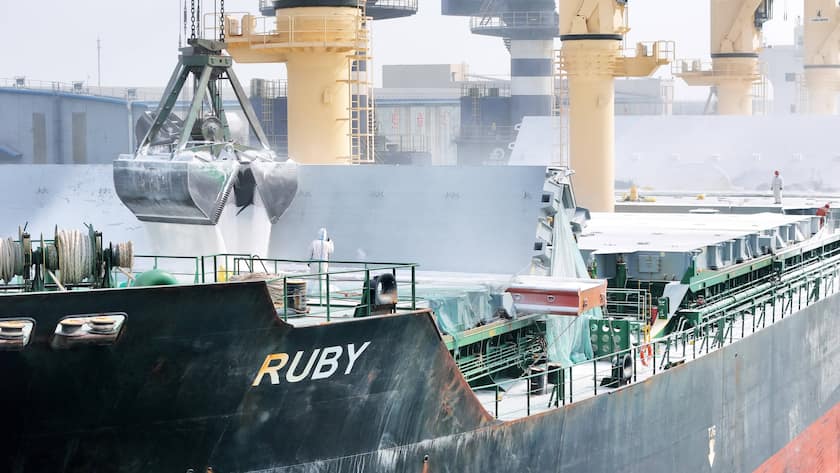 Dünger wird mit einem Kran auf ein Frachtschiff geladen