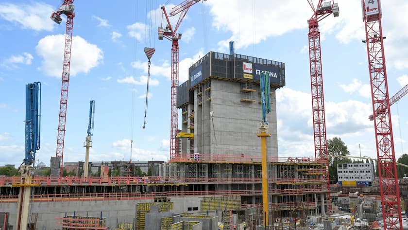 Bau eines Hochhauses im Hafen von Hamburg.