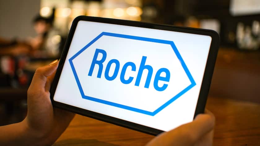 Logo von Roche auf einem Tablet.