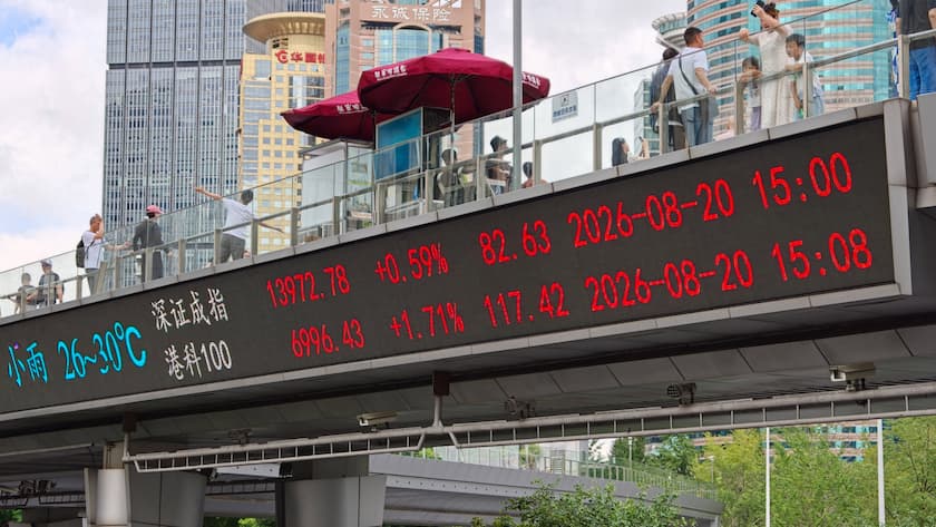 Aktuelle Börsenkurse an einer Brücke im Zentrum von Shanghai, China.