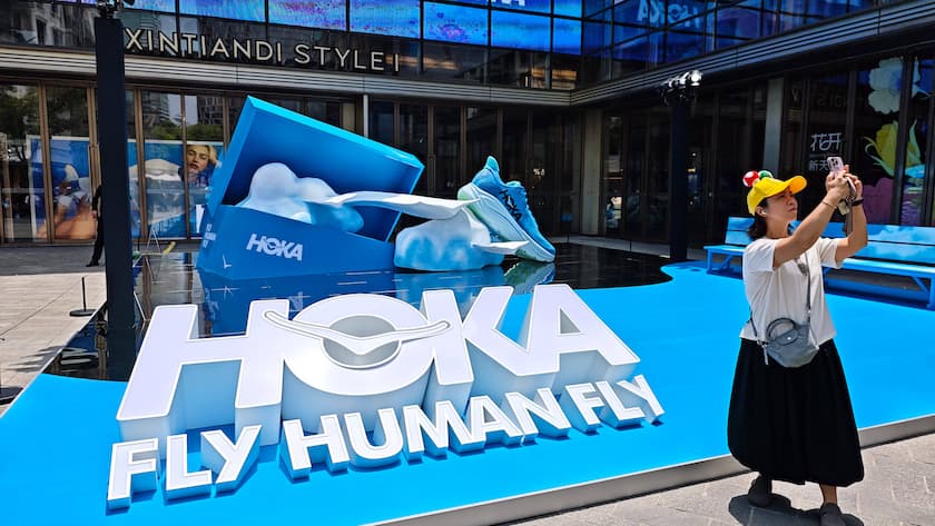 Laden des Sportschuhherstellers Hoka in Shanghai. Die Marke gehört dem US-Konzern Deckers.