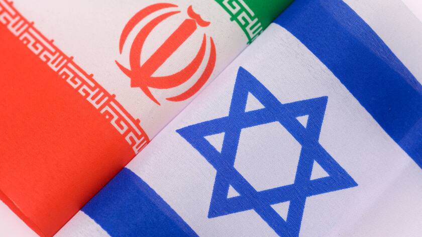 Die Flaggen Israels und des Iran.