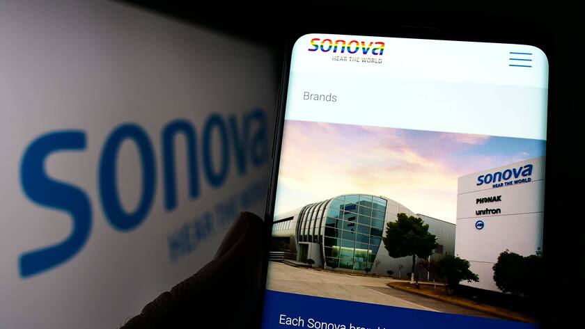 Smartphone mit der Webpage von Sonova.