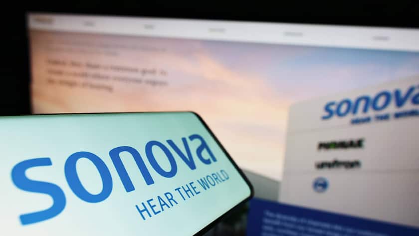 Smartphone mit der Webpage von Sonova.