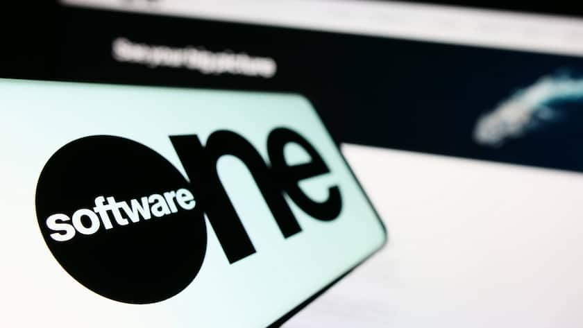 Logo des IT-Dienstleisters SoftwareOne auf einem Smartphone.