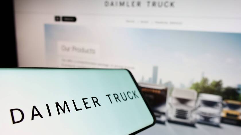 Das Logo des Automobilherstellers Daimler Truck auf einem Smartphone.