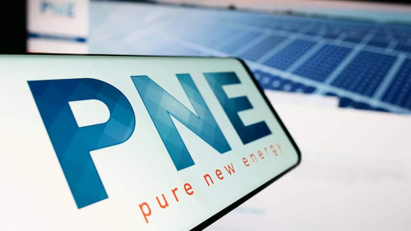 Das Logo von PNE auf einem Smartphone-Display.