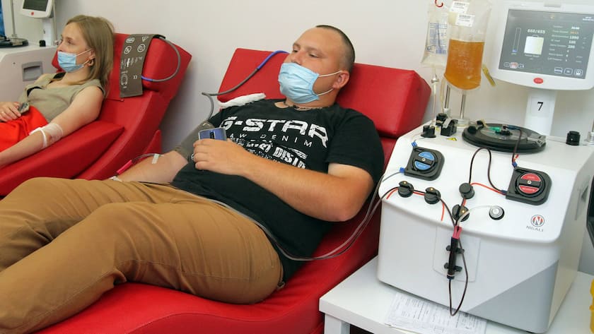 Patienten, die eine Covid-19-Erkrankung überstanden haben, spenden in der Ukraine Blutplasma.