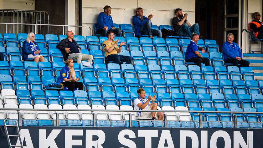 Fussballmatch in Norwegen unter Einhaltung der Corona-Schutzmassnahmen.