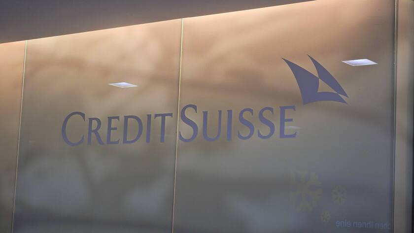 Verschwommener Schriftzug der Credit Suisse.