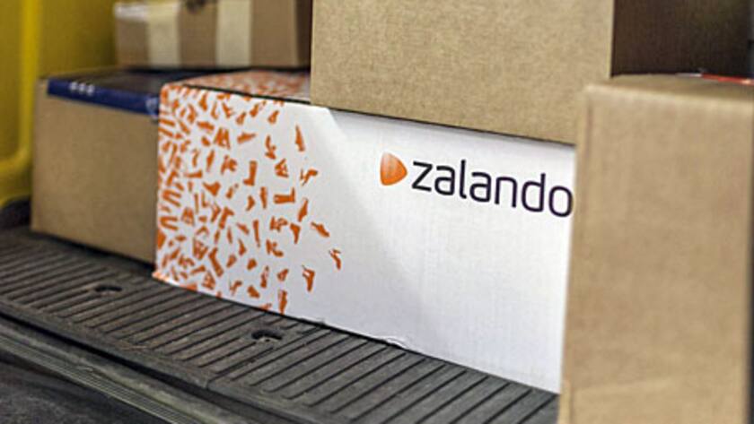 Zalando-Paket im Auto eines Paketpöstlers (Jan. 2013).