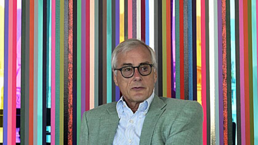 Verleger und Kunstsammler (vor einem Bild von Anselm Reyle); Juli 2014