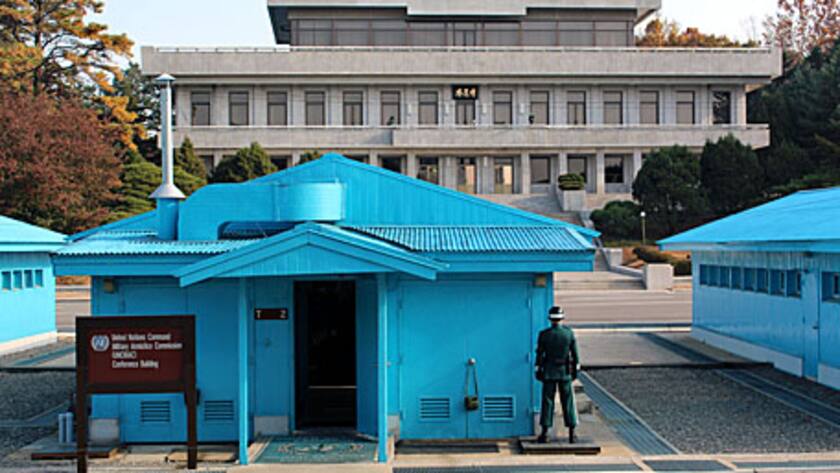An der Grenze zwischen Nordkorea (Gebäude im Hintergrund) und Südkorea in Panmunjeom.