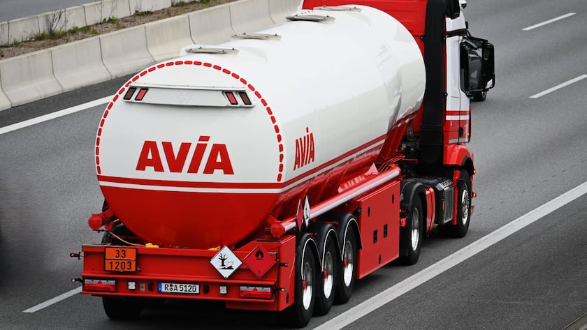 Ein Tanklastwagen von Avia auf der Autobahn.