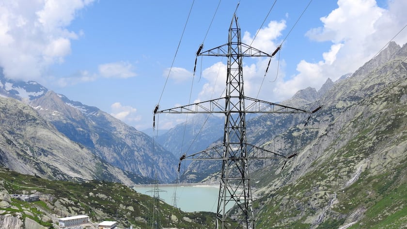 Hochspannungsleitung beim Stausee am Grimselpass (2022).