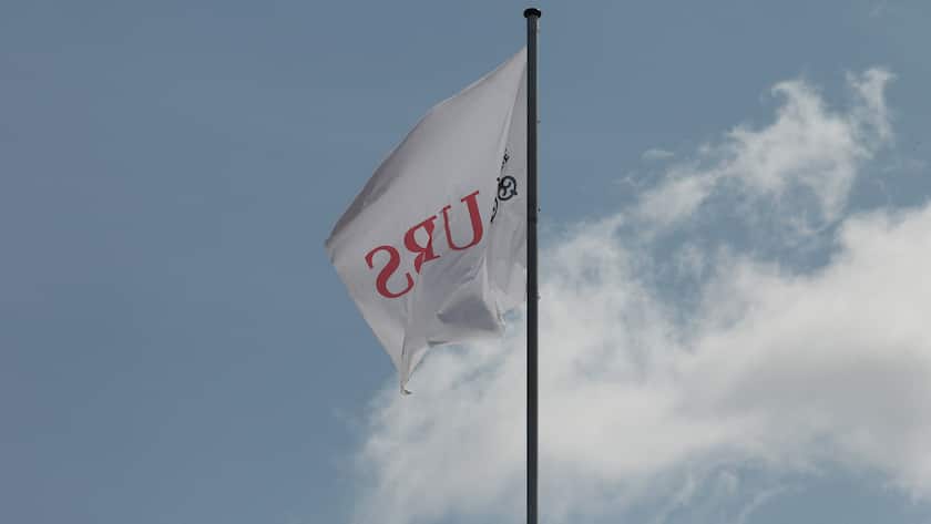 Eine Fahne mit dem Firmenlogo der UBS (2025).