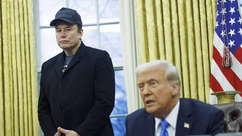 Elon Musk schaut zu, während US-Präsident Donald Trump im Oval Office des Weißen Hauses in Washington DC vor den Medien spricht (Februar 2025).
