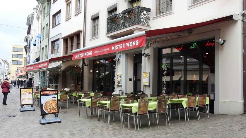 Wegen des Coronavirus bleiben die Gästen aus. Restaurant in Basel ohne Gäste.
