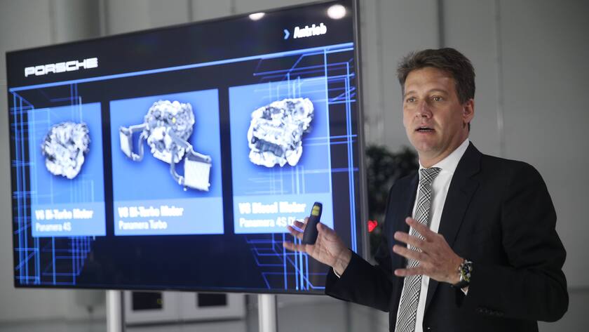 Dr. Gernot Döllner in der Produktionshalle von Porsche.