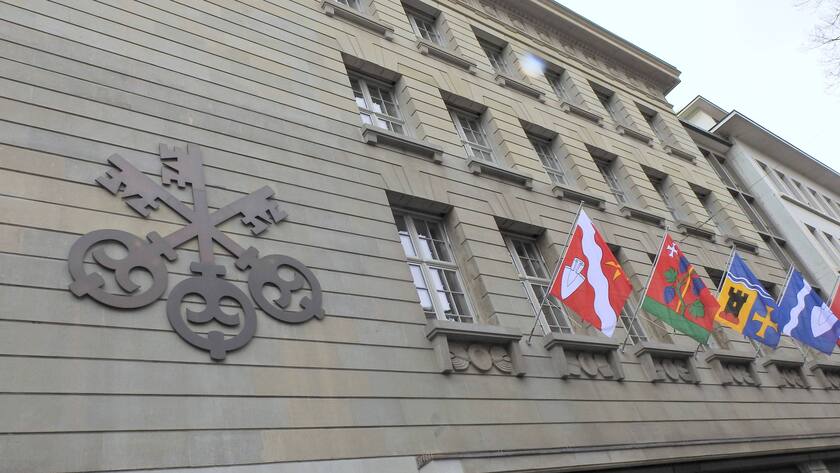 Logo der UBS an einem Gebäude in der Schweiz.