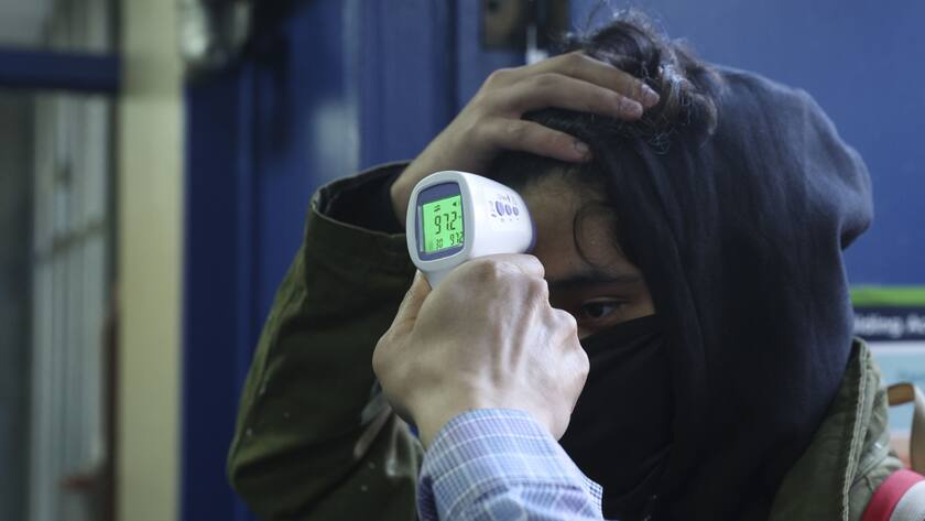 Coronamassnahmen: Einem Schüler wird in New York die Temperatur gemessen.