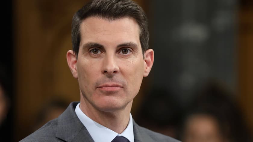 Thierry Burkart, FDP, im einem Interview des Schweizer Fernsehens im Bundeshaus in Bern (2023).