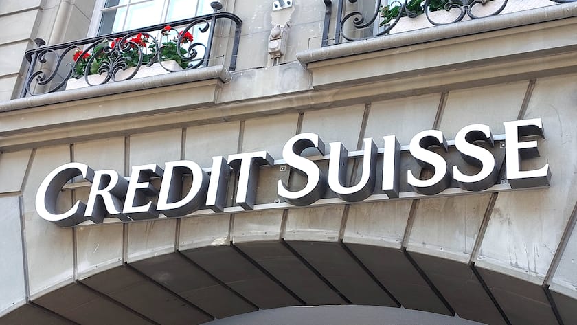 Der Schriftzug der Credit Suisse über einer Filiale.