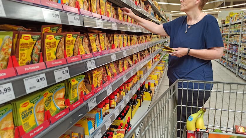 Eine Frau kauft in einem Supermarkt in Deutschland ein.