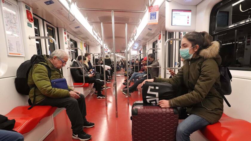 Eine Frau schützt sich am 23.02.2020 in der mailändischen U-Bahn mit einem Mundschutz gegen das Coronavirus.