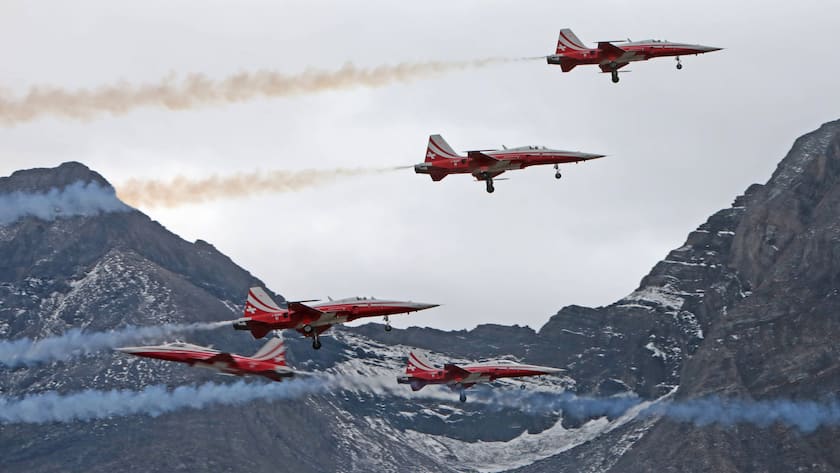 Die Kunstflugstaffel der Schweizer Luftwaffe Patrouille Suisse bei ihrer Vorführung auf der Axalp (2023).