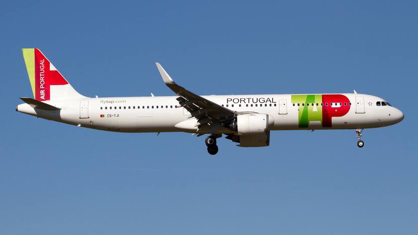 Ein Airbus 321 der  TAP Air Portugal landet am Flughafen Zürich Kloten (2018).
