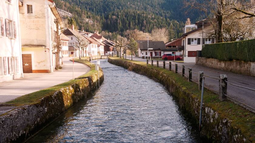 Das Dorf Môtiers in der Gemeinde Val-de-Travers NE.