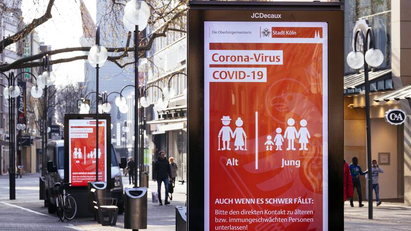 Eine Hinweistafel zum Verhalten mit Risikogruppen für Corona während der Corona-Krise.