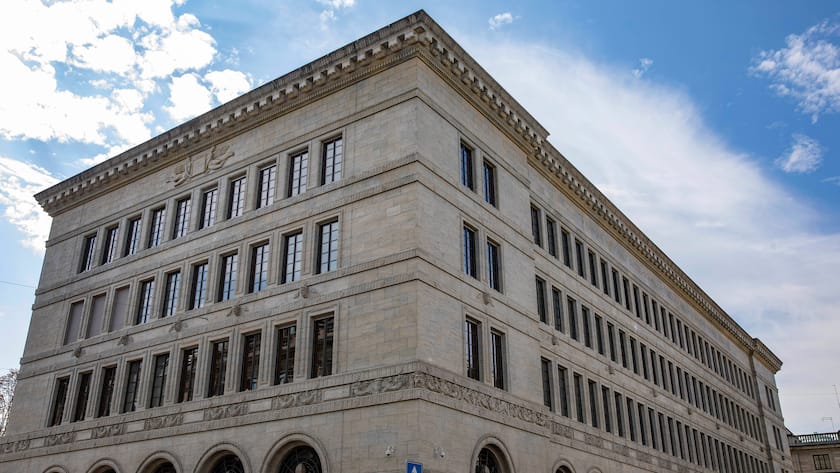 Die Schweizerische Nationalbank (SNB) führt als unabhängige Zentralbank die Geld- und Währungspolitik des Landes und hat in Bern und Zürich je einen Sitz.