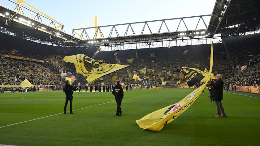 Fahnenschwenker vor dem Spiel im Stadion von Borussia Dortmund (2025).