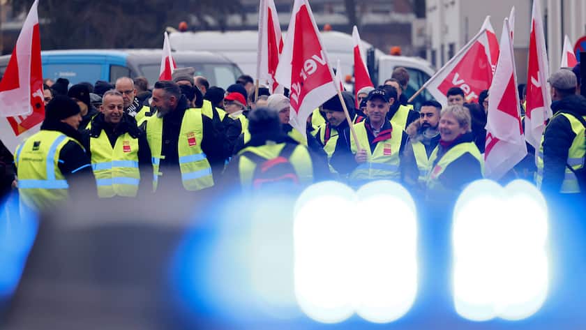 Warnstreik im Öffentlichen Dienst: In Bonn haben Beschäftigte des Nahverkehrs SWB angeführt von Verdi ihre Arbeit niedergelegt und protestieren für faire Löhne.
