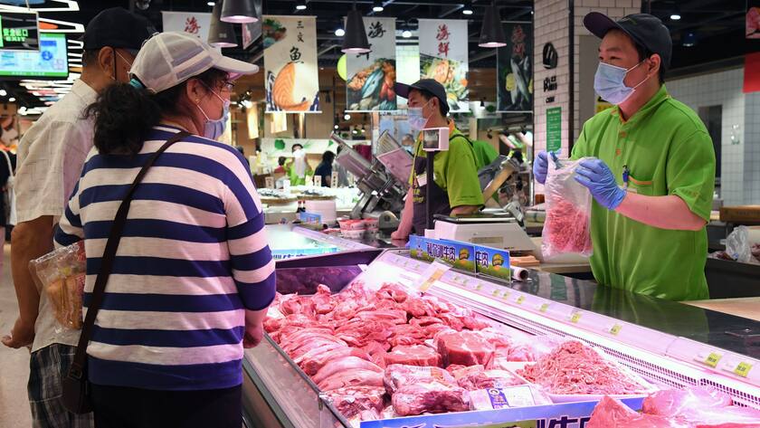 Konsumenten kaufen am 14. Juni 2020 Fleisch im Chaoshifa-Markt im Haidian Distrikt von Peking.