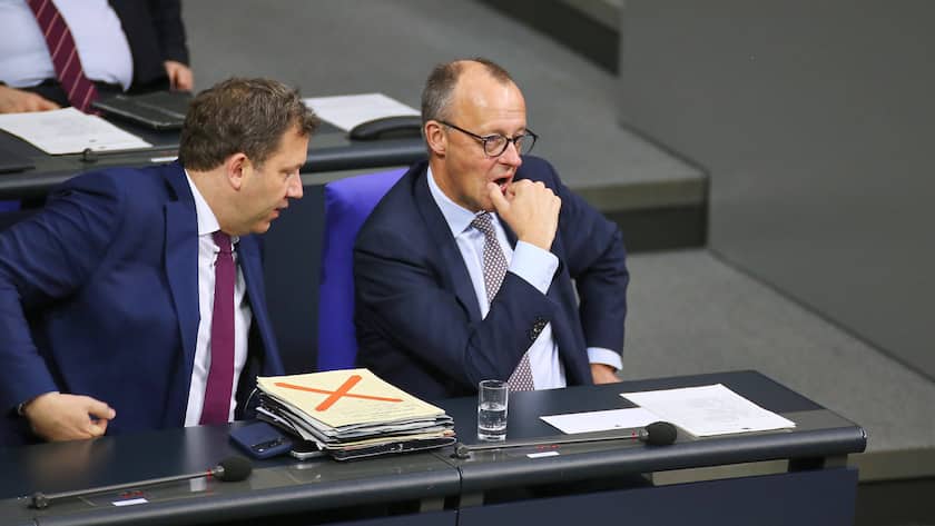 Finanzminister Lars Klingbeil und Bundeskanzler Friedrich Merz sitzen nebeneinander im deutschen Bundestag (5. Dezember 2025).