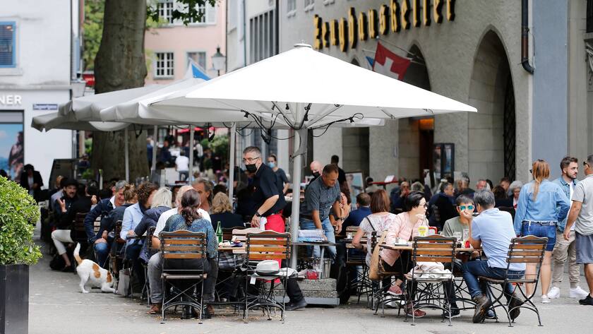 Alltag in der Schweiz im Sommer 2021: Die Gastronomie ist wieder offen, Gäste sitzen gerne in Aussenbereichen wie hier im Zentrum von Zürich.