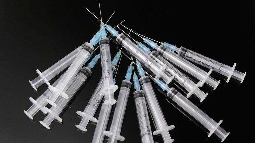 Einwegspritzen auf einem Haufen.