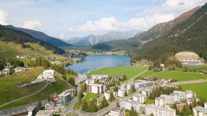 Luftaufnahme der Stadt Davos und des Sees.