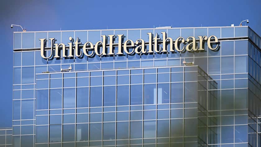 Schriftzug von UnitedHealthcare an einem Gebäude in den USA (2025).
