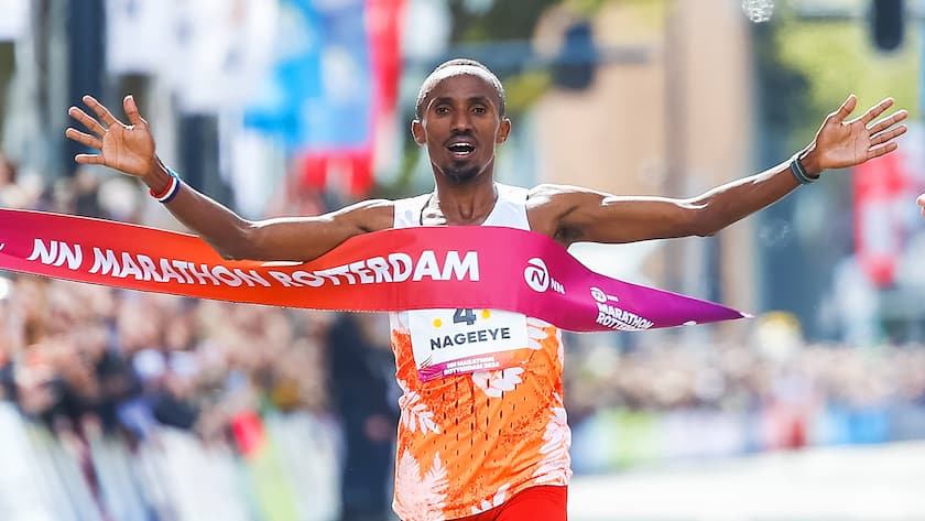 Abdi Nageeye läuft beim Marathon in Amsterdam über die Ziellinie. Er will nun auch auf Blutzuckersensoren setzen.