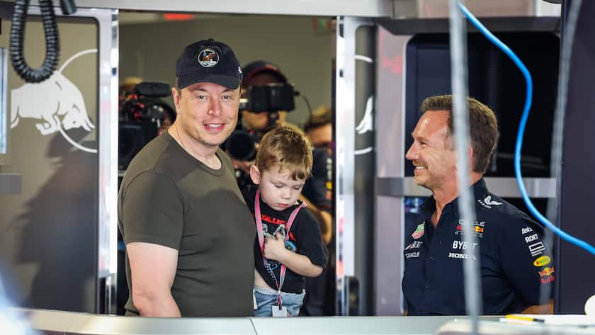 Tesla-Chef Elon besucht mit seinem Sohn namens X Æ A-12 im Mai 2023 das Formel-1-Rennen in Miami.