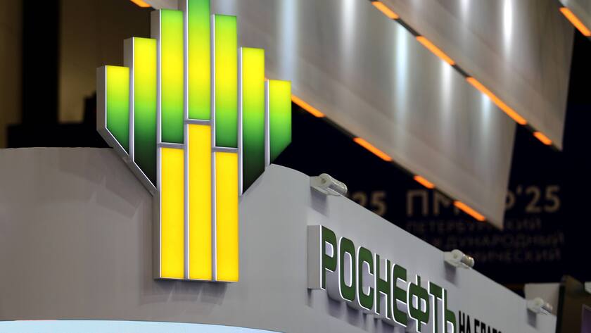 Das Rosneft -Logo am «International Economic Forum» in St. Petersburg (Juni 2025).